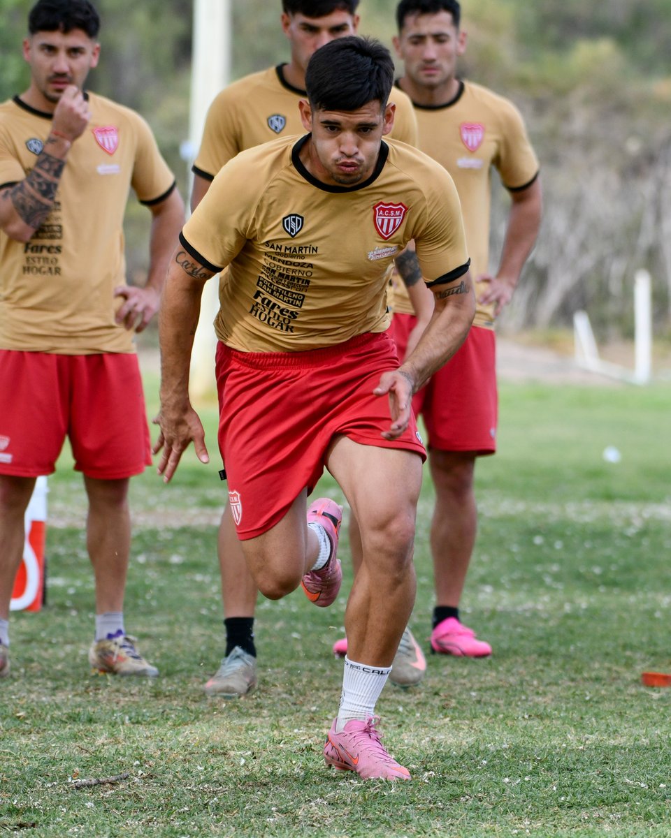 acsmmza's tweet photo. 🦁 Los Leones de Abaurre completaron otra jornada de doble turno en el predio de La Cofradía con trabajo, compromiso y la mirada puesta en lo que viene.

Todos juntos, con un mismo objetivo.

¡Esto es San Martín! 🔴⚪ https://t.co/qyLEAxLizF