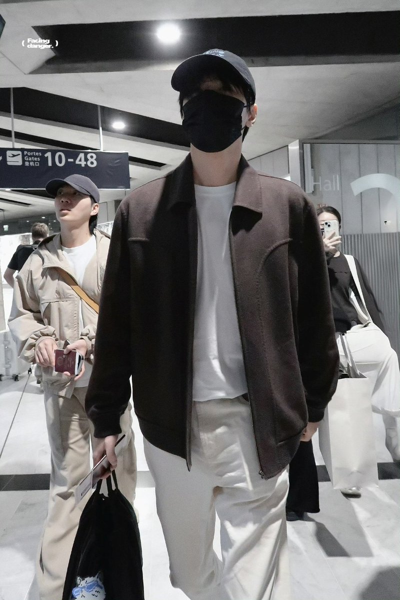 moondustar127's tweet photo. 전헌 베이징으로 🛫
261002

Facing Danger
가방에 본인이 만든거 키링으로 달았나봐 ㅎ https://t.co/EkElXpapER