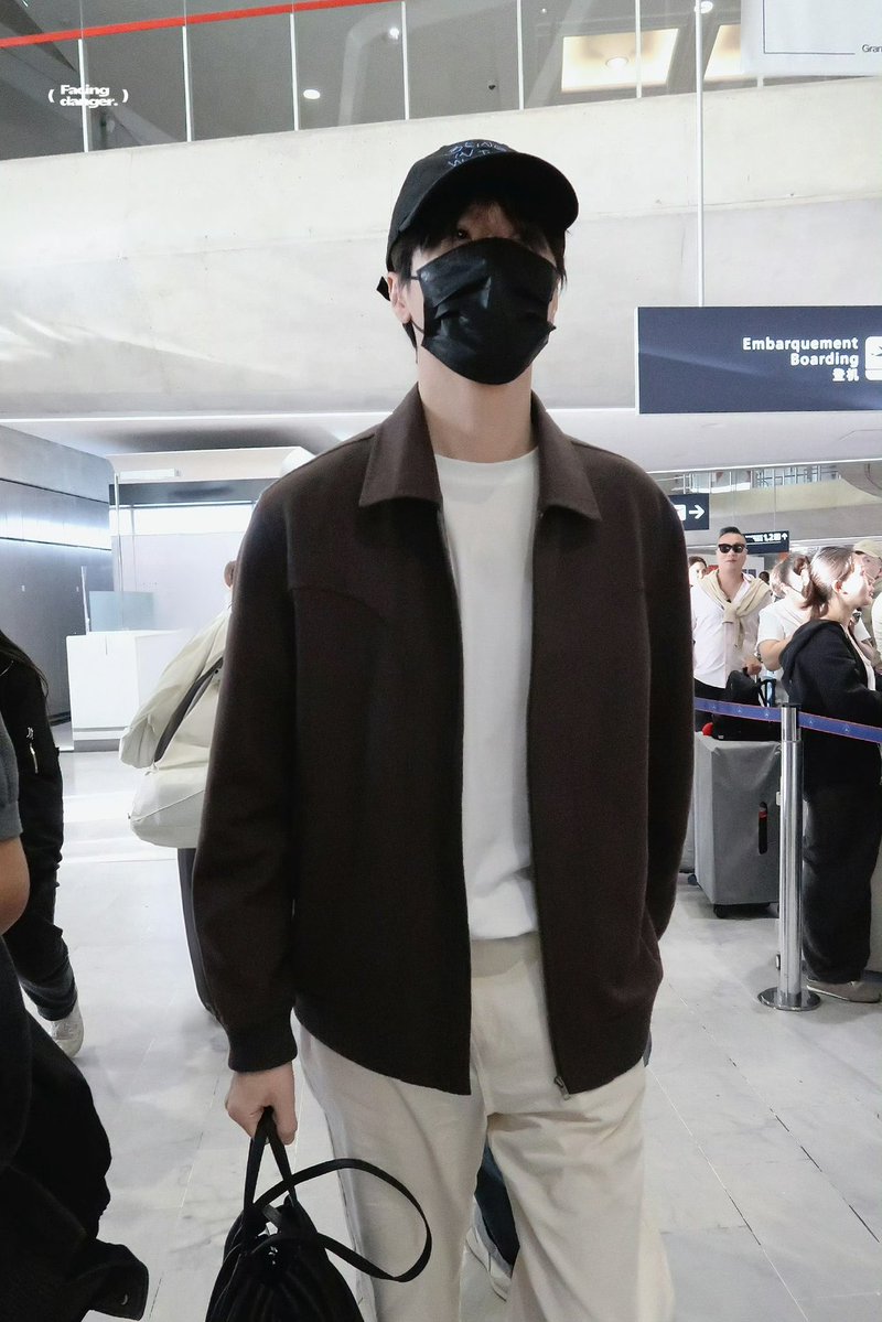 moondustar127's tweet photo. 전헌 베이징으로 🛫
261002

Facing Danger
가방에 본인이 만든거 키링으로 달았나봐 ㅎ https://t.co/EkElXpapER