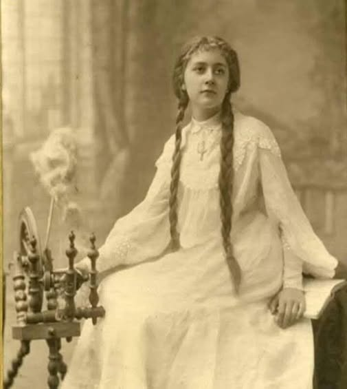 KateriSeraphina's tweet photo. La vie d'Agatha Christie bascula dramatiquement en 1926. À trente-cinq ans, elle fut précipitée dans un abîme de douleur : la perte déchirante de sa mère et la trahison de son mari, Archie, qui l’abandonna pour une autre femme. Ce double coup du sort l'entraîna dans une profonde dépression, la laissant errante, désillusionnée, privée de repères. Seul l’amour inébranlable de sa fille de sept ans, Rosalind, lui offrit une lueur d’apaisement au milieu des ténèbres.
Issue d’un milieu aisé, née en 1890, Agatha révéla dès son plus jeune âge un talent exceptionnel pour l’écriture. En 1914, elle épousa Archie Christie, un pilote intrépide, et ensemble, ils traversèrent les tourments de la Première Guerre mondiale. Leur fille vint au monde en 1919, illuminant leur foyer. Mais au moment où son mariage s’effritait, Agatha était déjà une écrivaine reconnue, ayant publié cinq romans policiers salués par la critique.
Peu à peu, elle émergea des ruines de son amour brisé et trouva refuge dans l’écriture, cet exutoire devenu son ultime échappatoire. Un voyage à bord de l’Orient-Express lui offrit un bref répit, mais c’est en 1930, lors d’une expédition archéologique en Irak, que son destin prit un tournant inattendu. Là, elle fit la rencontre de Max Mallowan, un jeune archéologue, et leur histoire d’amour éclot avec une évidence douce et inéluctable. Quelques mois plus tard, ils s’unirent pour ne plus jamais se quitter, bâtissant une vie empreinte de passion, d’aventure et d’une complicité intellectuelle rare.
L’année 1926, marquée par le deuil et le doute, devint paradoxalement un tournant décisif dans son existence. Les décennies suivantes virent Agatha Christie s’élever au rang des écrivains les plus illustres de l’histoire. Elle signa plus de soixante-dix romans à succès et donna naissance à la pièce de théâtre la plus jouée au monde. Son second mariage lui apporta le bonheur et la reconnaissance : en 1968, Max fut anobli, et en 1971, Agatha reçut le titre de Dame de l’Empire britannique.
Le 12 janvier 1976, à l’âge de 85 ans, Agatha Christie s’éteignit, laissant derrière elle un héritage littéraire incommensurable. Avec plus de deux milliards d’exemplaires de ses ouvrages vendus à travers le monde, elle demeure l’écrivaine la plus lue de tous les temps. Son œuvre immortelle témoigne de sa résilience, de son génie, et de sa capacité à métamorphoser l’adversité en triomphe.
Par Le monde littéraire