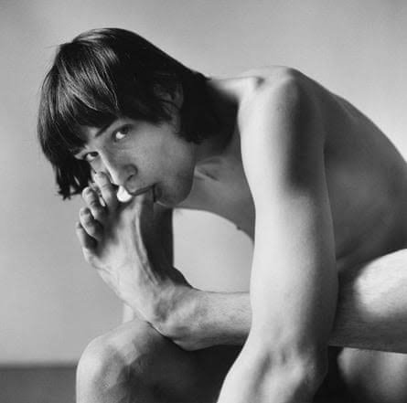 GayCult0's tweet photo. Foto no Privado, de Simon Chevrier (vencedor do Goncourt), narra a jornada de um jovem na pandemia que recorre ao trabalho sexual. A trama ganha força quando ele fica obcecado por um retrato de Daniel Schock, obra real do lendário fotógrafo americano Peter Hujar. https://t.co/rNne5wynl0