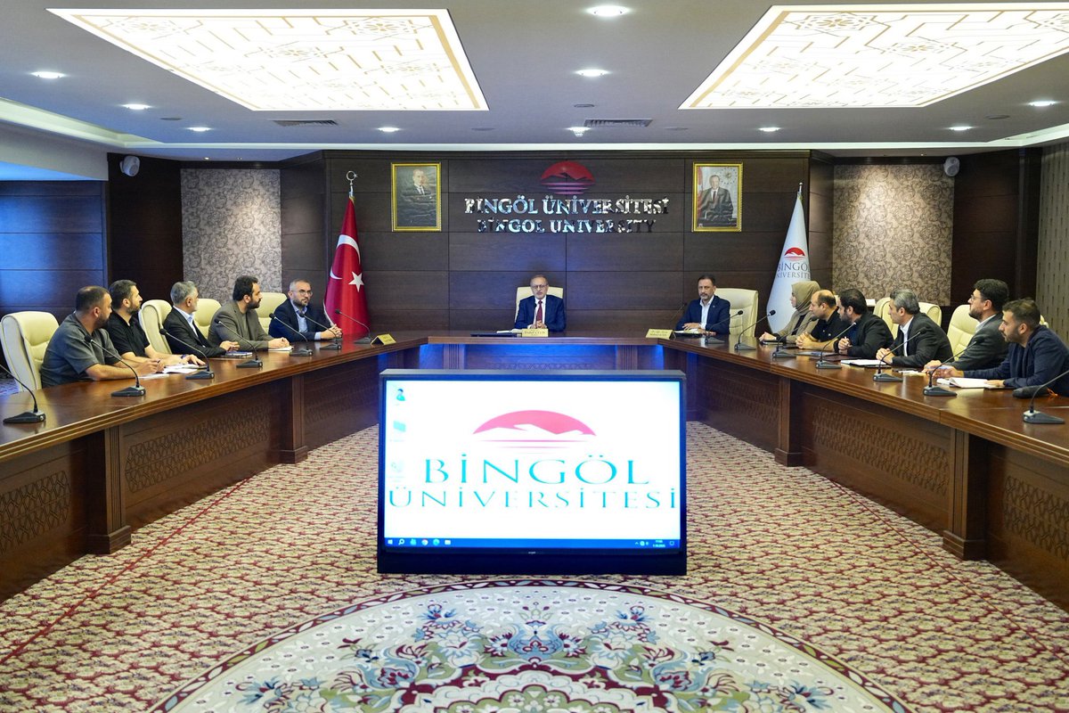 bingolbel's tweet photo. 📍 Akıllı Şehir Dönüşümünde Yeni Aşama: Yol Haritası Şekilleniyor

Bingöl Belediyesi ile Bingöl Üniversitesi iş birliğinde gerçekleştirilen Akıllı Şehir Dönüşüm Çalıştayı’nın sonuç raporunun değerlendirilmesi ve bundan sonraki sürecin yol haritasının belirlenmesi amacıyla değerlendirme toplantısı gerçekleştirildi.

Bingöl Üniversitesi Rektörü Prof. Dr. Erdal Çelik başkanlığında gerçekleştirilen toplantıda; saha çalışmalarıyla elde edilen veriler, çalıştayda ortaya çıkan tespit ve öneriler ile Bingöl’ün akıllı şehir dönüşümünde atılacak somut adımlar birlikte değerlendirildi.

📊 Veri odaklı şehir yönetimi
💻 Belediye hizmetlerinde dijitalleşme
🏙️ Akıllı şehir uygulamaları
📍 Öncelikli ihtiyaç ve çalışma alanlarının belirlenmesi
🎯 Somut projelerin belirlenmesi ve uygulamaya aktarılması başlıklarında izlenecek yol haritası da ele alındı.

Çalıştay sonuçları doğrultusunda belirlenecek öncelikler ve geliştirilecek projeler, Bingöl’ün Akıllı Şehir Stratejisi’ne önemli katkılar sağlayacak. 

⟡ ⟡ ⟡ ⟡ ⟡
Veriden Karara, Karardan Geleceğe.