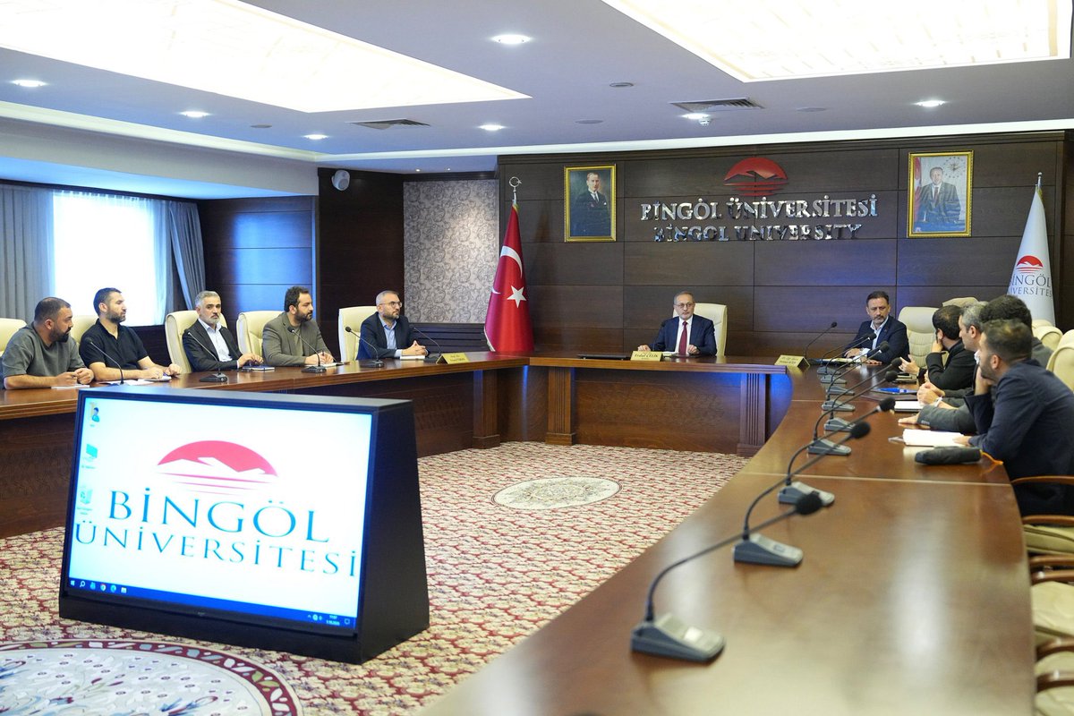 bingolbel's tweet photo. 📍 Akıllı Şehir Dönüşümünde Yeni Aşama: Yol Haritası Şekilleniyor

Bingöl Belediyesi ile Bingöl Üniversitesi iş birliğinde gerçekleştirilen Akıllı Şehir Dönüşüm Çalıştayı’nın sonuç raporunun değerlendirilmesi ve bundan sonraki sürecin yol haritasının belirlenmesi amacıyla değerlendirme toplantısı gerçekleştirildi.

Bingöl Üniversitesi Rektörü Prof. Dr. Erdal Çelik başkanlığında gerçekleştirilen toplantıda; saha çalışmalarıyla elde edilen veriler, çalıştayda ortaya çıkan tespit ve öneriler ile Bingöl’ün akıllı şehir dönüşümünde atılacak somut adımlar birlikte değerlendirildi.

📊 Veri odaklı şehir yönetimi
💻 Belediye hizmetlerinde dijitalleşme
🏙️ Akıllı şehir uygulamaları
📍 Öncelikli ihtiyaç ve çalışma alanlarının belirlenmesi
🎯 Somut projelerin belirlenmesi ve uygulamaya aktarılması başlıklarında izlenecek yol haritası da ele alındı.

Çalıştay sonuçları doğrultusunda belirlenecek öncelikler ve geliştirilecek projeler, Bingöl’ün Akıllı Şehir Stratejisi’ne önemli katkılar sağlayacak. 

⟡ ⟡ ⟡ ⟡ ⟡
Veriden Karara, Karardan Geleceğe.