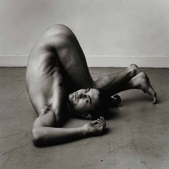 GayCult0's tweet photo. Peter Hujar (1934–1987) foi um pilar da fotografia underground de Nova York. Sua obra homoerótica capturou o desejo, a intimidade e a vulnerabilidade masculina sem fetiches. Humanizou a comunidade LGBTQ+ nas décadas de 70/80, deixando um legado eterno de orgulho e resistência. https://t.co/XHvkdHfsRo