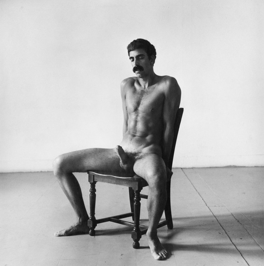 GayCult0's tweet photo. Peter Hujar (1934–1987) foi um pilar da fotografia underground de Nova York. Sua obra homoerótica capturou o desejo, a intimidade e a vulnerabilidade masculina sem fetiches. Humanizou a comunidade LGBTQ+ nas décadas de 70/80, deixando um legado eterno de orgulho e resistência. https://t.co/XHvkdHfsRo