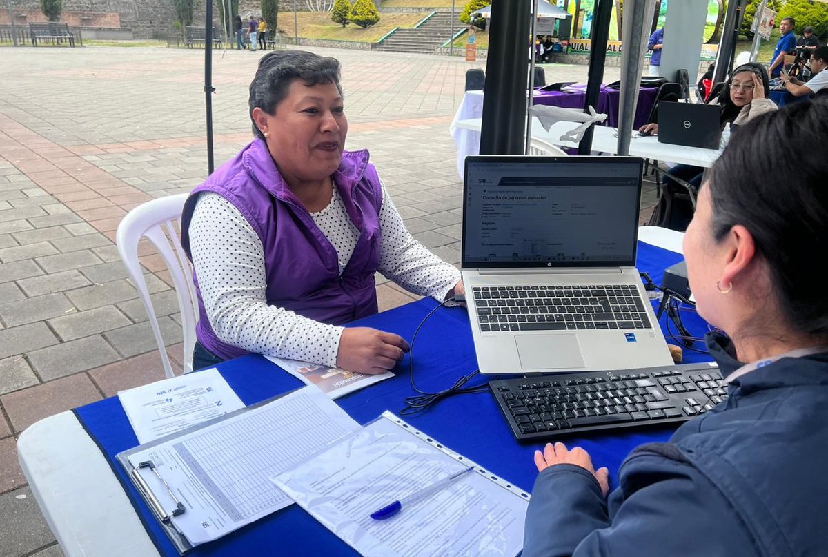 MiriamBustosM_'s tweet photo. #SRIenCañar
Nuestra #BrigadaMóvil llegó a la parroquia Cojitambo, en Azogues, para orientar a las personas de la tercera edad sobre el procedimiento para acceder a la devolución del #IVA. https://t.co/oGyrH7rk6y