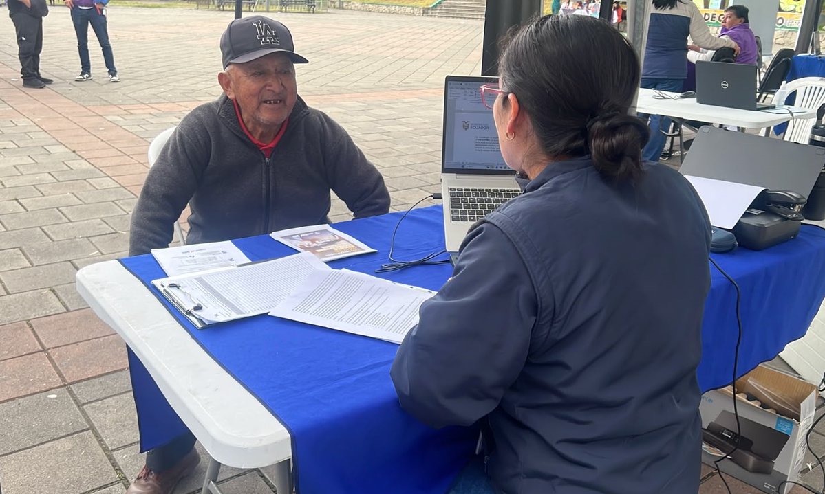MiriamBustosM_'s tweet photo. #SRIenCañar
Nuestra #BrigadaMóvil llegó a la parroquia Cojitambo, en Azogues, para orientar a las personas de la tercera edad sobre el procedimiento para acceder a la devolución del #IVA. https://t.co/oGyrH7rk6y