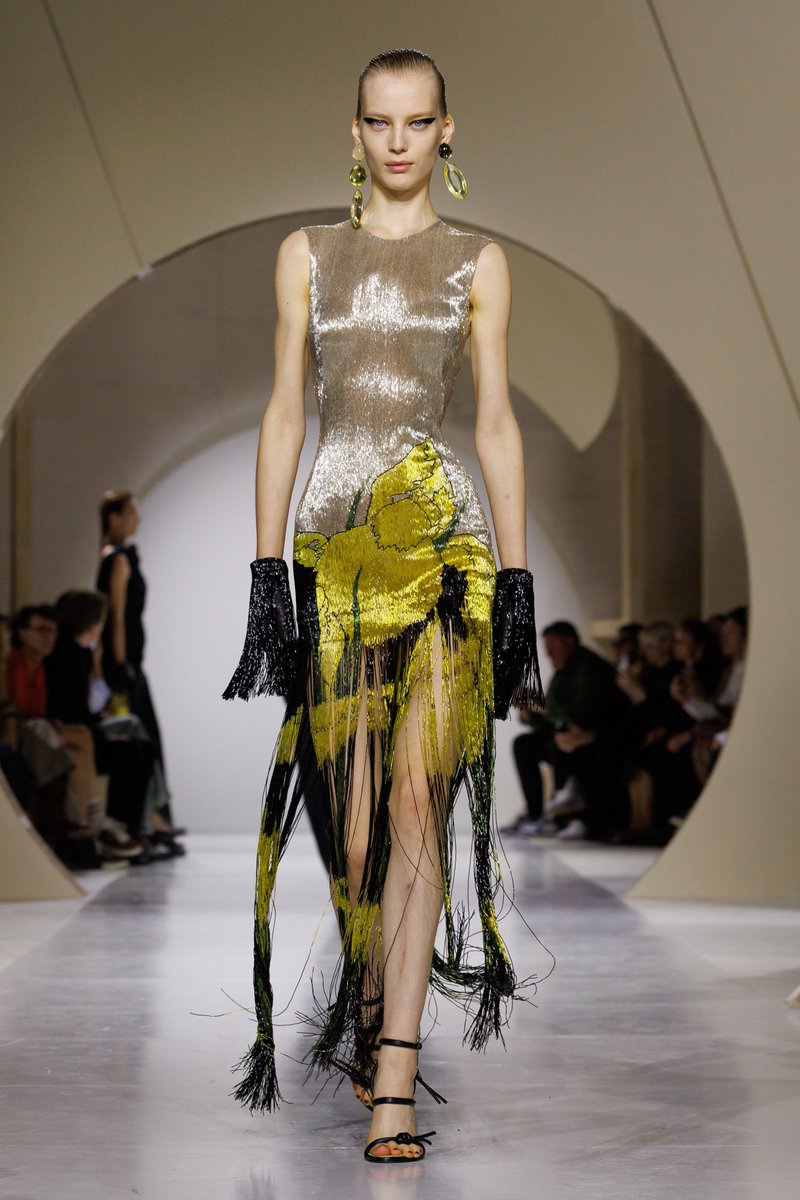 YouAreMyBezoar's tweet photo. Sarah Burton está en otro nivel https://t.co/B0LiUTsSY7