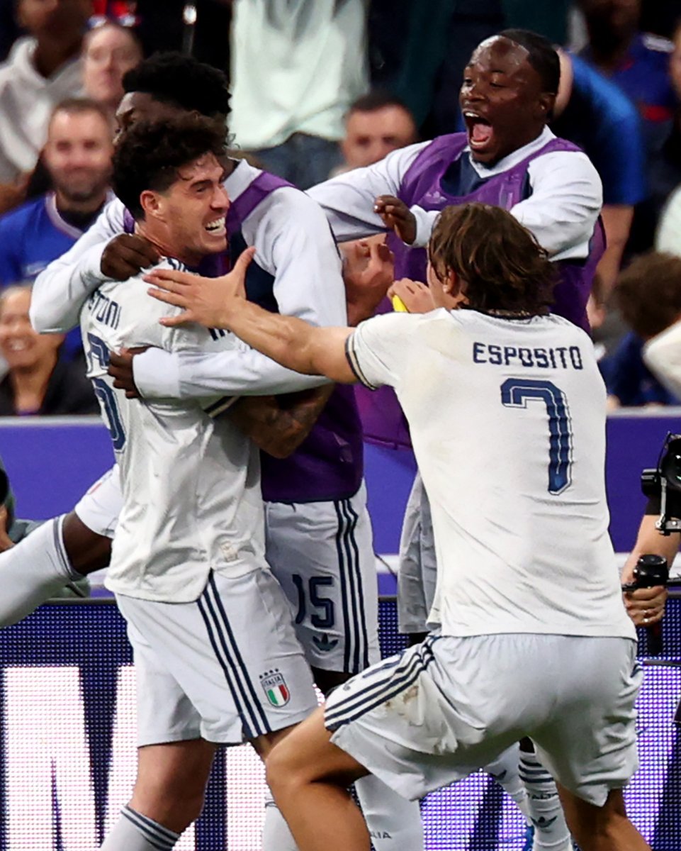 brfootball's tweet photo. Italy spoil Zinedine Zidane's first home match as France head coach with a 1-1 draw 🤝

Alessandro Bastoni's goal cancels out a Michael Olise stunner in Paris. https://t.co/4NxeWPaMWk