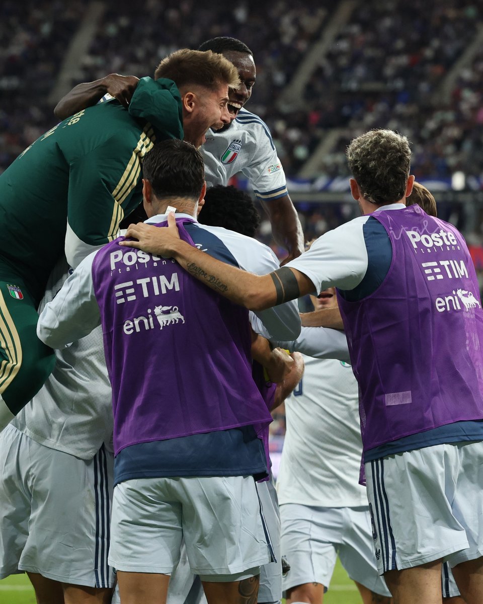 brfootball's tweet photo. Italy spoil Zinedine Zidane's first home match as France head coach with a 1-1 draw 🤝

Alessandro Bastoni's goal cancels out a Michael Olise stunner in Paris. https://t.co/4NxeWPaMWk