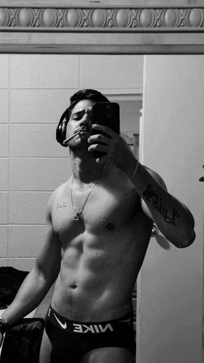 AlePerodin93's tweet photo. Black and white🖤🤍#mirror https://t.co/amLPUDDhQG