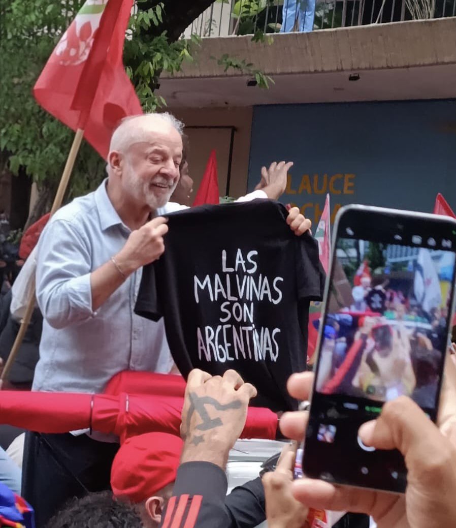 TugoNews's tweet photo. Su presidente  //  Nuestro presidente

Duele https://t.co/ERQbbyRkBf