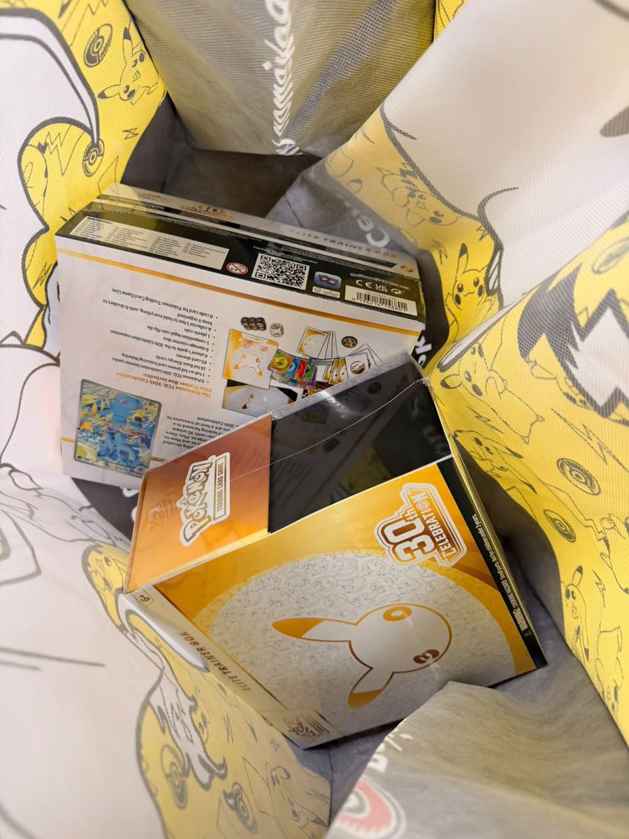 David__Pulls's tweet photo. 3 lucky Pokémon fan is taking this home 

Been sitting on these beauties for too long so let’s give one of them a new home.

 Like, Repost
 Comment your favorite Pokémon
 Follow me @pokevalut_ 

3 winner. That’s it. Good luck 🍀 https://t.co/KvyDRqHDeZ