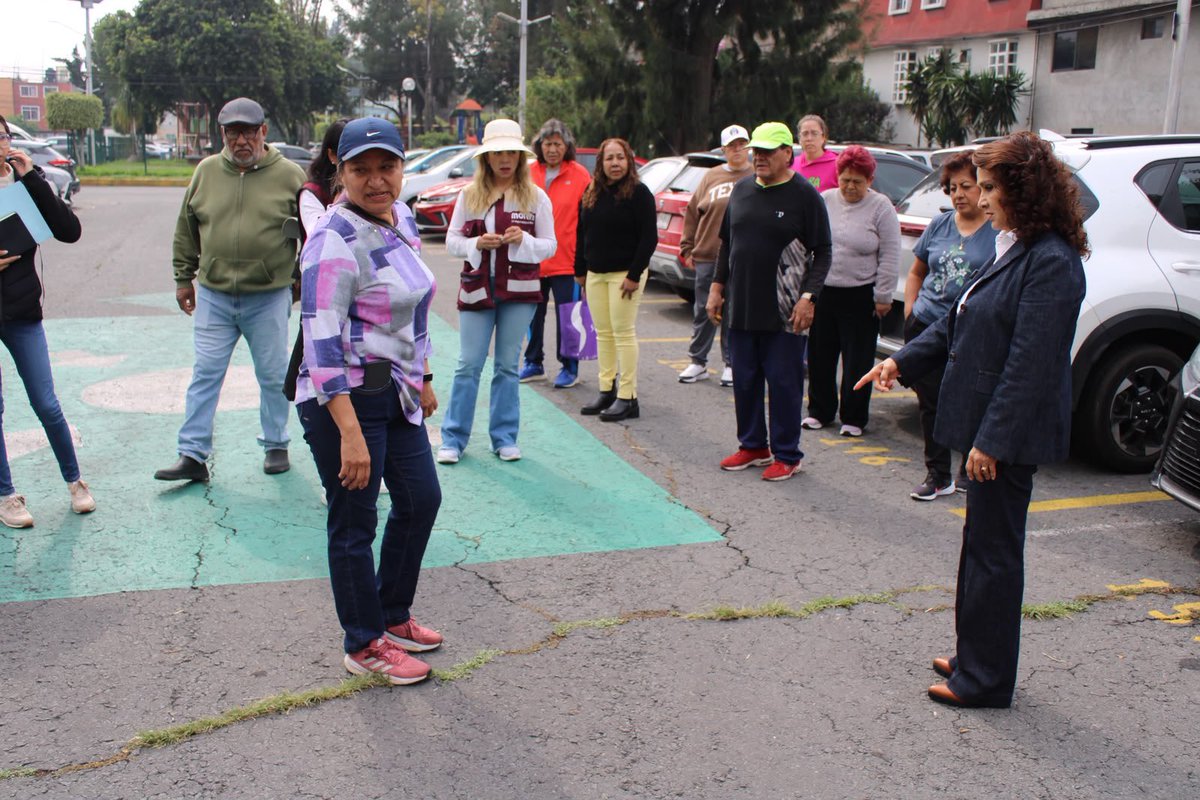 Dolores_PL's tweet photo. 🏠💜 Hoy seguimos caminando casa por casa en la Unidad Habitacional Plenitud, Valle de San Lorenzo, #Distrito4, #Iztapalapa.
Agradezco profundamente la confianza que las vecinas y los vecinos han depositado en este movimiento. 🤝
Pero también venimos a escuchar sus comentarios, sus necesidades y sus propuestas. 🗣️✨
La transformación se construye cerca de la gente, con diálogo, respeto y compromiso. Seguimos recorriendo nuestras comunidades, porque el pueblo es el corazón de nuestro movimiento. ❤️
#DoloresDiputada #AmorAlPueblo #CasaPorCasa #Iztapalapa #SeguimosHaciendoHistoria