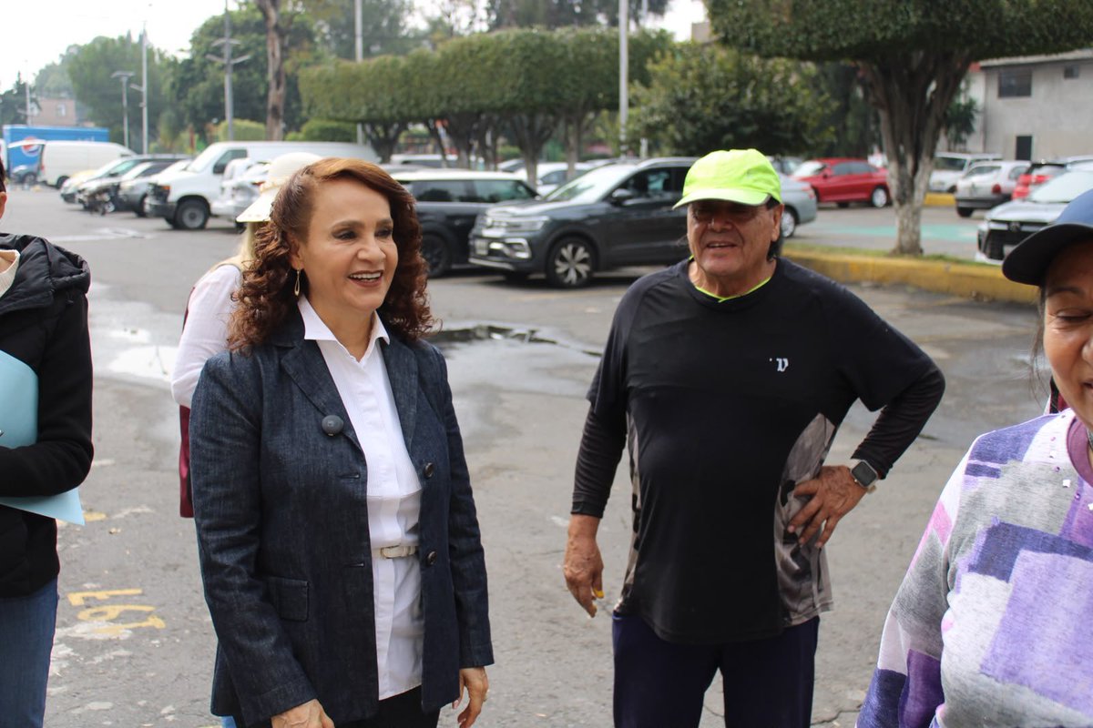 Dolores_PL's tweet photo. 🏠💜 Hoy seguimos caminando casa por casa en la Unidad Habitacional Plenitud, Valle de San Lorenzo, #Distrito4, #Iztapalapa.
Agradezco profundamente la confianza que las vecinas y los vecinos han depositado en este movimiento. 🤝
Pero también venimos a escuchar sus comentarios, sus necesidades y sus propuestas. 🗣️✨
La transformación se construye cerca de la gente, con diálogo, respeto y compromiso. Seguimos recorriendo nuestras comunidades, porque el pueblo es el corazón de nuestro movimiento. ❤️
#DoloresDiputada #AmorAlPueblo #CasaPorCasa #Iztapalapa #SeguimosHaciendoHistoria