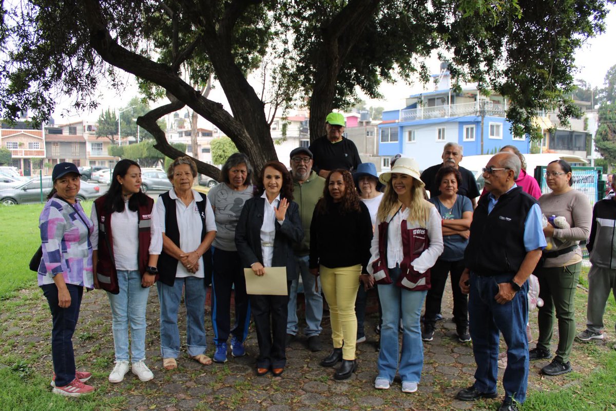 Dolores_PL's tweet photo. 🏠💜 Hoy seguimos caminando casa por casa en la Unidad Habitacional Plenitud, Valle de San Lorenzo, #Distrito4, #Iztapalapa.
Agradezco profundamente la confianza que las vecinas y los vecinos han depositado en este movimiento. 🤝
Pero también venimos a escuchar sus comentarios, sus necesidades y sus propuestas. 🗣️✨
La transformación se construye cerca de la gente, con diálogo, respeto y compromiso. Seguimos recorriendo nuestras comunidades, porque el pueblo es el corazón de nuestro movimiento. ❤️
#DoloresDiputada #AmorAlPueblo #CasaPorCasa #Iztapalapa #SeguimosHaciendoHistoria