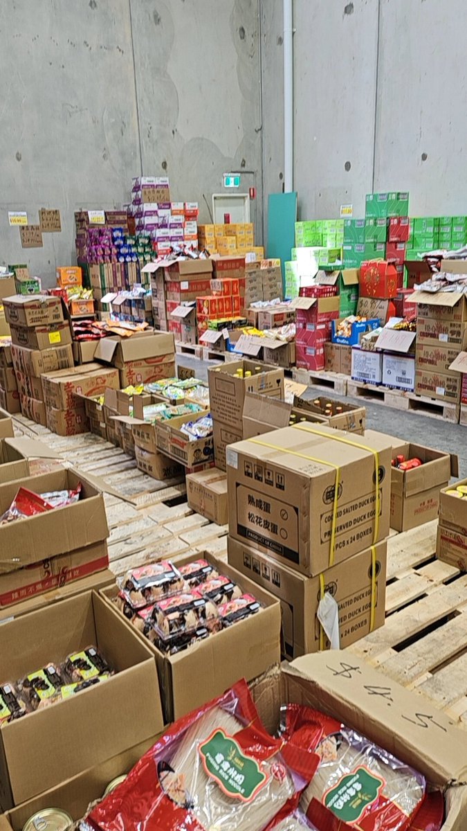 ValentinaGwcdu's tweet photo. Stock listo! Agua, snacks y café ya reposan en el almacén para reabastecer la tienda de hoy. https://t.co/RViujzU6Kx
