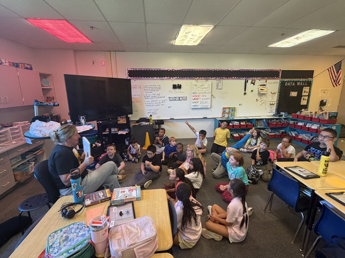 MrsHobbsPE's tweet photo. We had our first mystery reader in class today! Highly recommended doing this in your class!!! Thank you so much for making time for our students and being our first mystery reader! #readingisfun #mysteryreader https://t.co/YfY64yVK6K