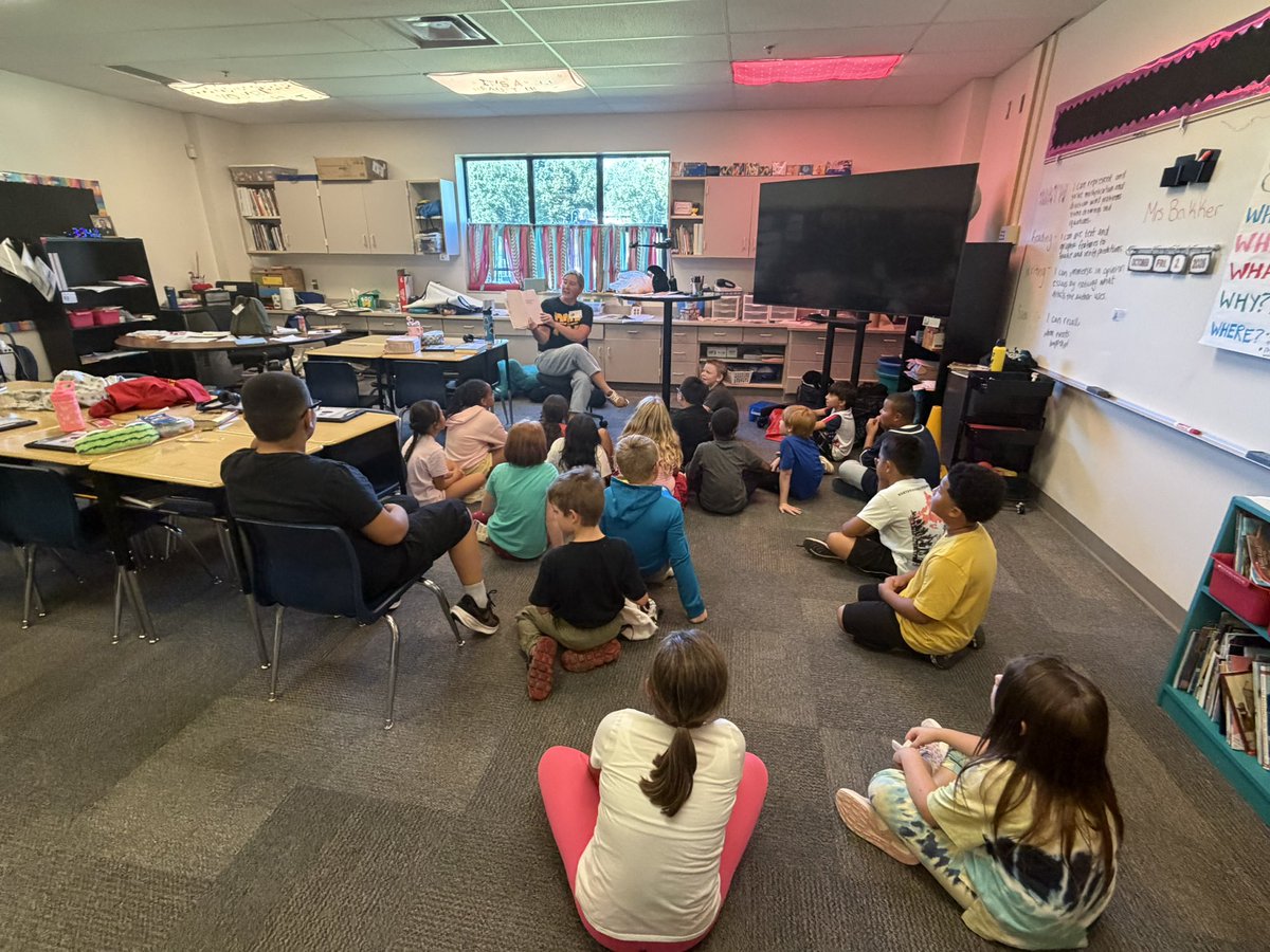MrsHobbsPE's tweet photo. We had our first mystery reader in class today! Highly recommended doing this in your class!!! Thank you so much for making time for our students and being our first mystery reader! #readingisfun #mysteryreader https://t.co/YfY64yVK6K