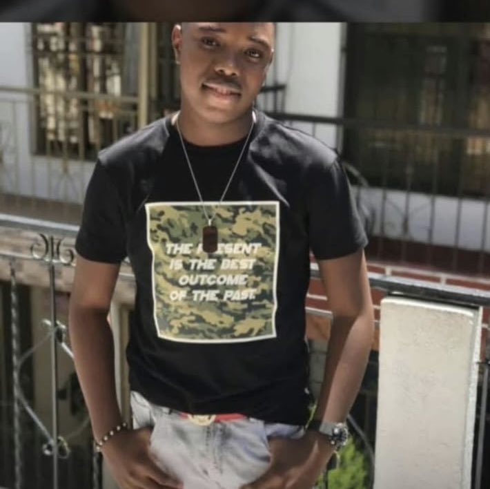 bantuashanti's tweet photo. Denuncio el presunto homicidio de Keider Banguera, joven de 19 años, de los procesos juveniles en el municipio del Charco, Nariño, a manos del Ejército Nacional. 

De acuerdo con información, Keider se dirigía a casa en una lancha y el Ejército hizo la señal de pare, una vez bajó la velocidad le dispararon en la pierna, luego se le arrojaron encima y le rompieron el cuello.

Keider es uno de los 3 cuerpos en las bolsas. La comunidad denuncia que no saben de dónde sacaron los otros dos cuerpos.

Alerto a las autoridades @FiscaliaCol @DefensoriaCol sobre una presunta ejecución extrajudicial.