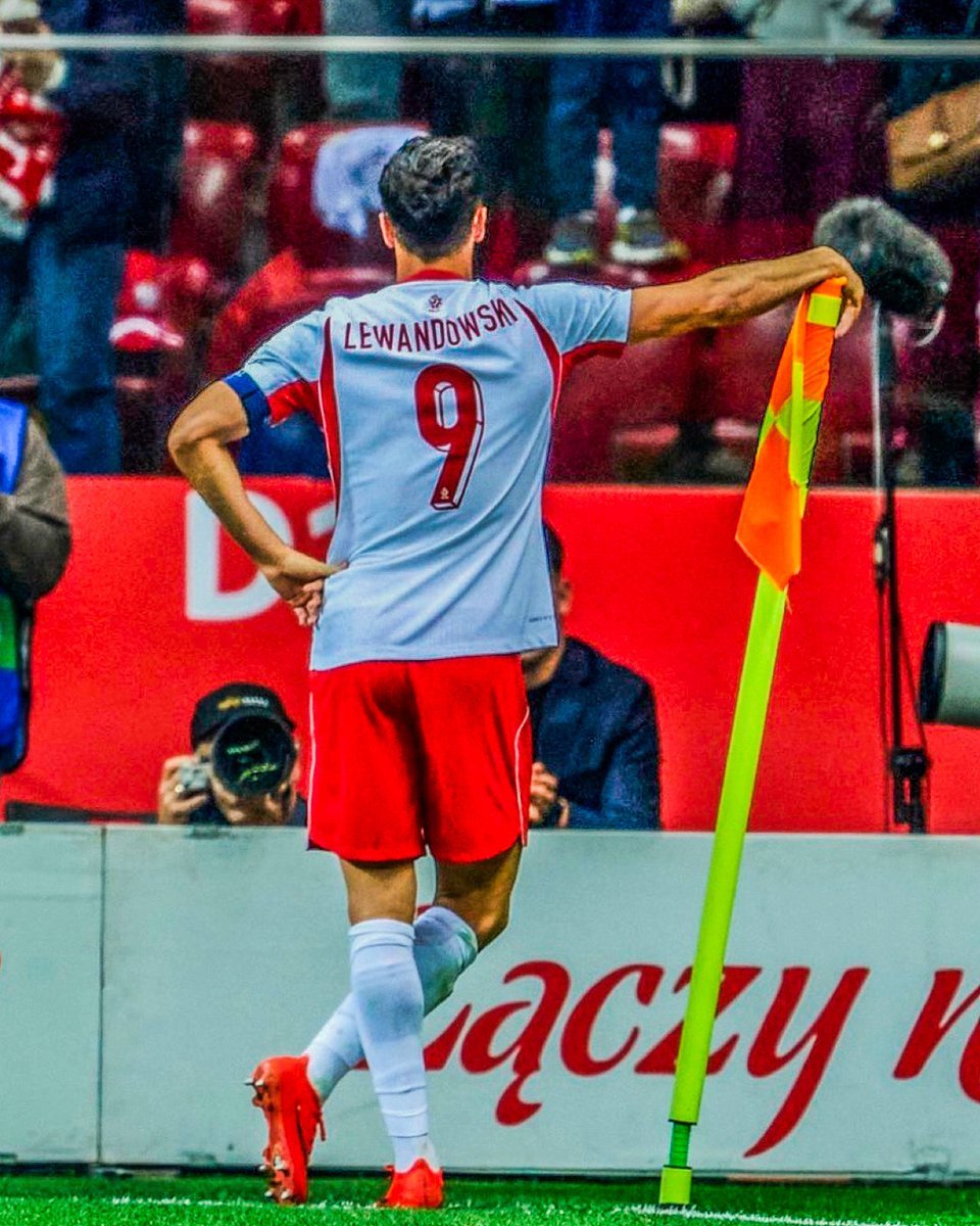 firesports29's tweet photo. 38 years old Robert Lewandowski with a hat-trick against Romanian in the UEFA Nations League today.

#POLROU https://t.co/RRbkNPbXvT