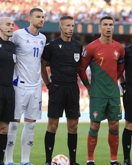 CRonaldoNews's tweet photo. Edin Dzeko retired from international football today. An absolute icon for Bosnia 🇧🇦

Back in 2023, before a match against Portugal, he took his son Dani, a big CR7 fan, to take a photo and get a signed jersey. ❤️ https://t.co/66Vc7jeuai