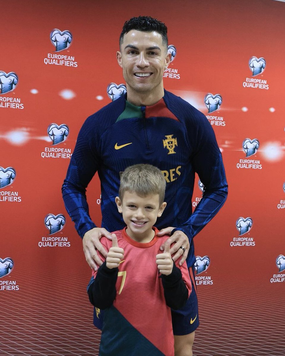 CRonaldoNews's tweet photo. Edin Dzeko retired from international football today. An absolute icon for Bosnia 🇧🇦

Back in 2023, before a match against Portugal, he took his son Dani, a big CR7 fan, to take a photo and get a signed jersey. ❤️ https://t.co/66Vc7jeuai