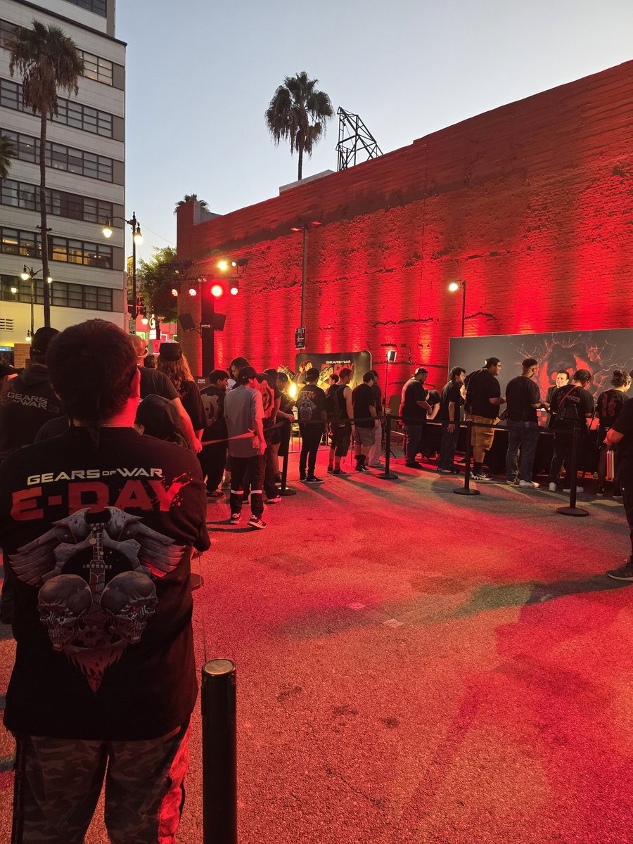 sly22tuff's tweet photo. A horde of #GearsofWar fans arrived at  #EmergenceLA and team @Xbox &amp; team @CoalitionGears took on insane difficulty mode &amp; came through! Super immersive #GearsofWarEDay set up in Hollywood! ⚙️🎮🌴🎬 #XboxSeriesX #Xbox @nickytwit @asha_shar @ballmatthew @guywelch2000 @steinekin https://t.co/5wyqCnopQe