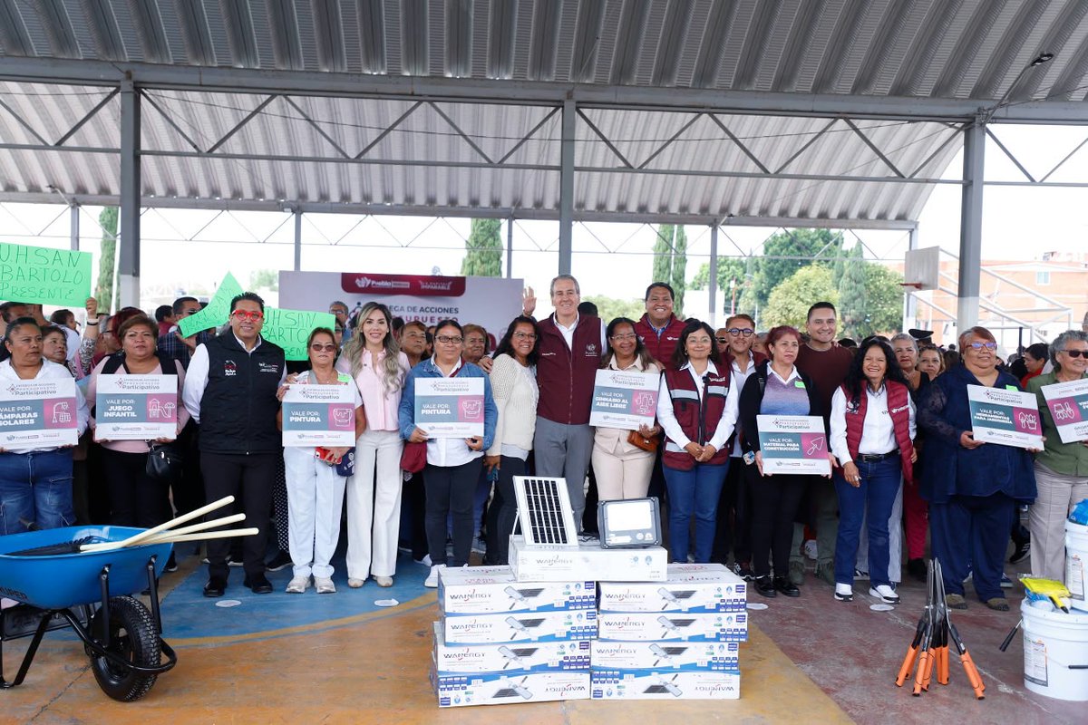 PueblaBienestar's tweet photo. Construimos espacios de bienestar para las familias de #PueblaCapital. ✨
El presidente @pepechedrauimx, junto a nuestra titular, @VanSilLop, entregó insumos para mejorar espacios públicos en 24 Unidades Habitacionales y 1 Barrio Fundacional. 🛝🪏 https://t.co/QAVxRRd0AJ