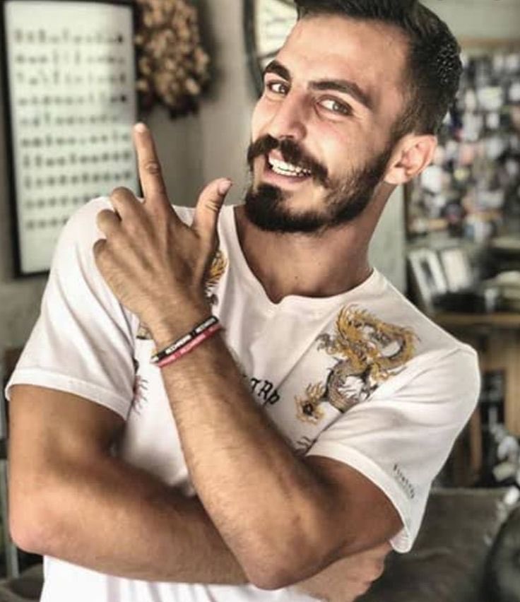Snzo4te5's tweet photo. Yıllarca izleyenlerine abonelik para ile olucak diyerek abone kastı 20 kere survivor ile ilgili video çekip mağdur rolü oynadı şimdi de Amerikada videolar çekiyor https://t.co/bdjE3PRJdj