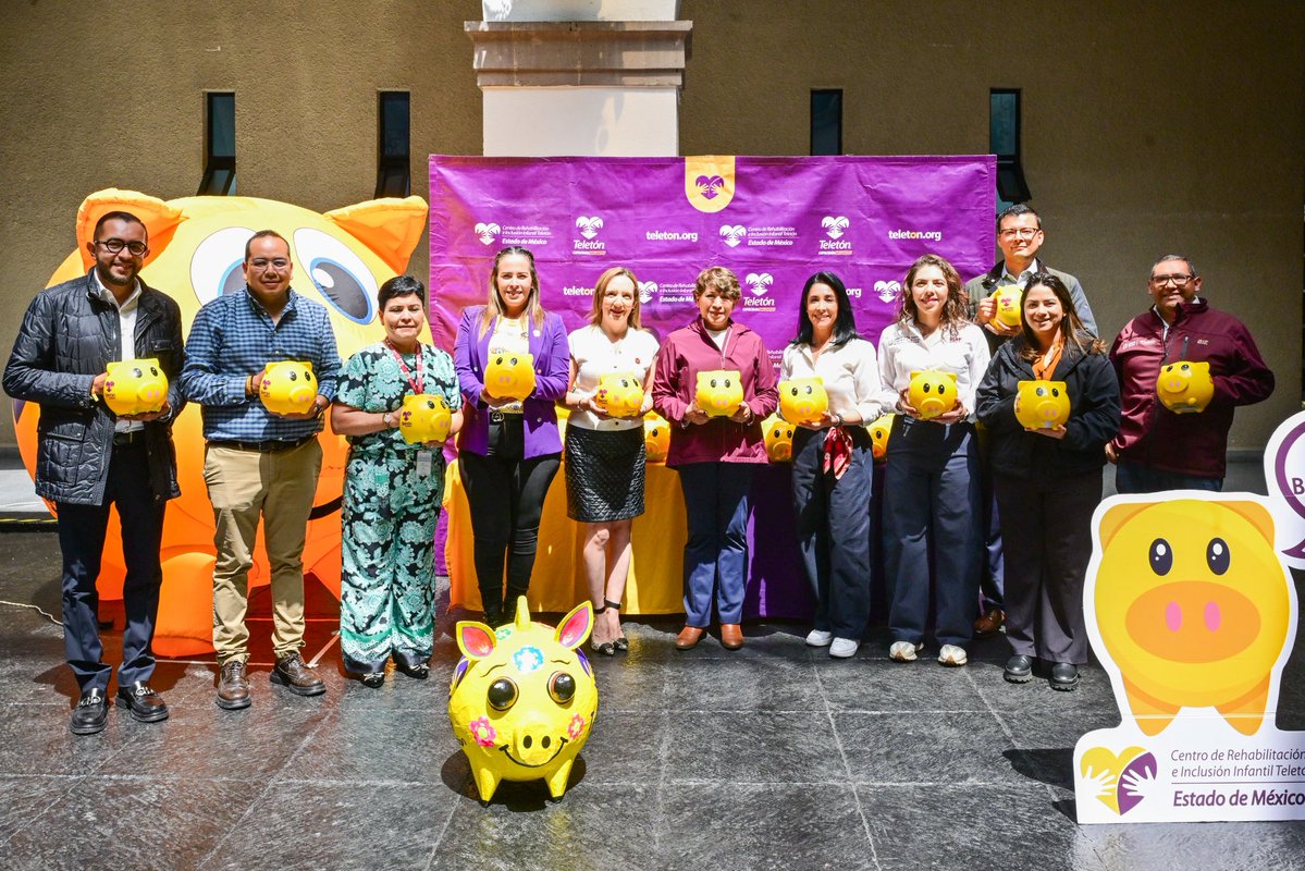 delfinagomeza's tweet photo. 💛💜 Esta tarde, en Palacio de Gobierno, hicimos entrega de las alcancías Teletón con lo recaudado por las personas servidoras públicas del Gobierno del @Edomex.
En el #EdoMéx contamos con tres Centros Teletón y nos sumamos a esta noble iniciativa que apoya a nuestra niñez mexiquense.
¡Les invito a donar este 10 de octubre!
#ElPoderDeServir