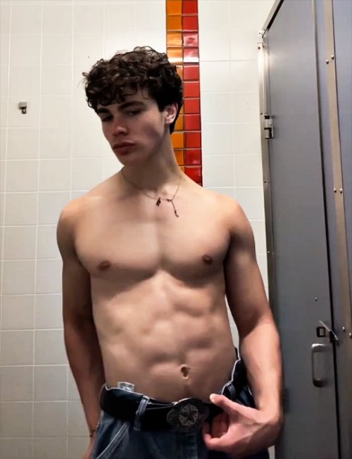 Michael10378373's tweet photo. Zachary Arthur getting muscular 🥵🥵 https://t.co/2Evhsnk5Bc