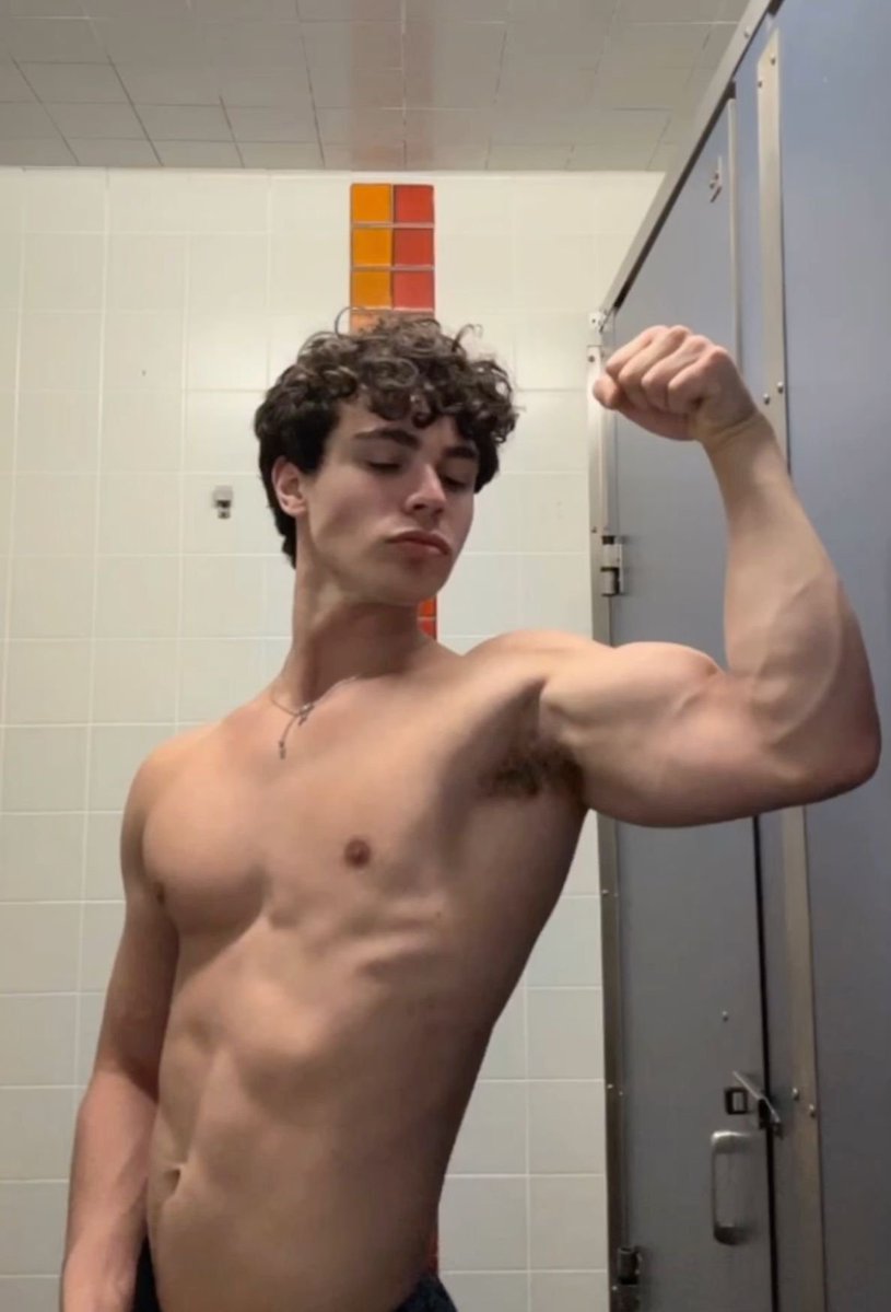 Michael10378373's tweet photo. Zachary Arthur getting muscular 🥵🥵 https://t.co/2Evhsnk5Bc