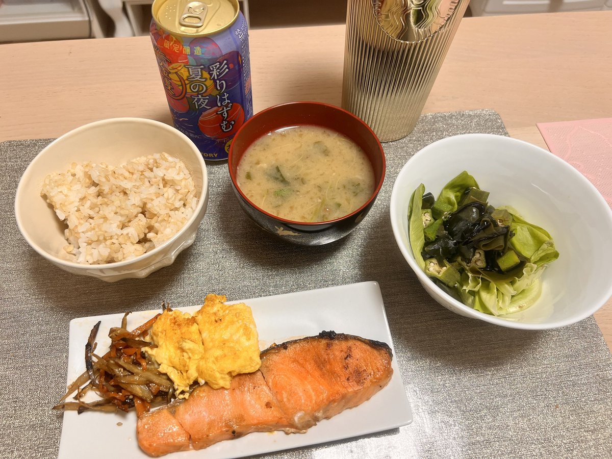 zkickhikick's tweet photo. 今日のご飯理想的！と思って夕飯の写真撮ってたんだけど、深夜現在の目の前の光景がクソすぎたので正直者はこっちも載せる https://t.co/aEd8BplHPx