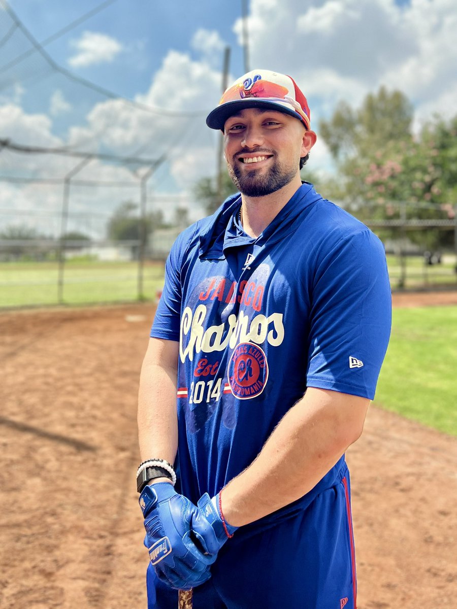 LMPBanamex's tweet photo. ¡La sonrisa lo dice todo!🤠

Julián Ornelas ya reportó con @charrosbeisbol💪🏼 

#PretemporadaLMPB⚾️ https://t.co/wQFBAH6KWy