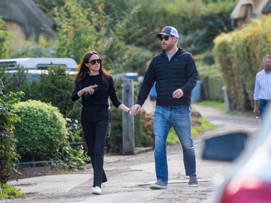 according2_taz's tweet photo. It’s so obvious that these are pre arranged staged paparazzi photographs, that celebrities do. No security blocking the scene, kids not with them, walking directly towards the very obvious photographer so they could be fully recognised and ‘no credit’ give to the photos 🙄 🤥 https://t.co/0FtKDF7UrT