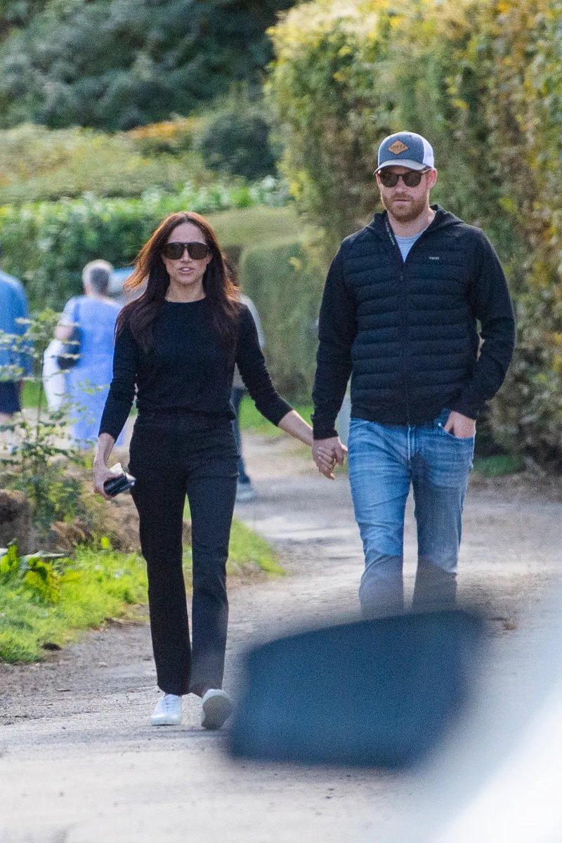 according2_taz's tweet photo. It’s so obvious that these are pre arranged staged paparazzi photographs, that celebrities do. No security blocking the scene, kids not with them, walking directly towards the very obvious photographer so they could be fully recognised and ‘no credit’ give to the photos 🙄 🤥 https://t.co/0FtKDF7UrT