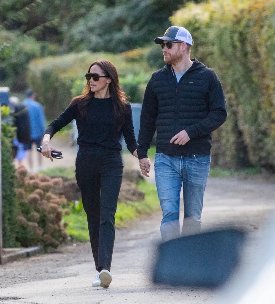 according2_taz's tweet photo. It’s so obvious that these are pre arranged staged paparazzi photographs, that celebrities do. No security blocking the scene, kids not with them, walking directly towards the very obvious photographer so they could be fully recognised and ‘no credit’ give to the photos 🙄 🤥 https://t.co/0FtKDF7UrT