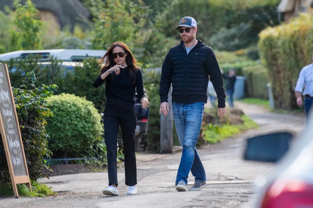according2_taz's tweet photo. It’s so obvious that these are pre arranged staged paparazzi photographs, that celebrities do. No security blocking the scene, kids not with them, walking directly towards the very obvious photographer so they could be fully recognised and ‘no credit’ give to the photos 🙄 🤥 https://t.co/0FtKDF7UrT