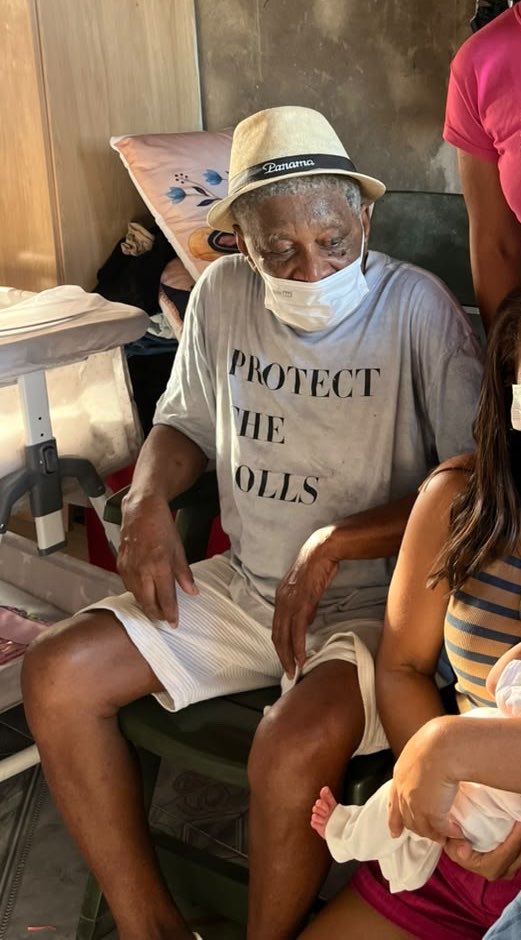 semroter's tweet photo. morrendo que meu pai saiu de casa hoje com minha blusa do protect the dolls kkkkkkkkkkkkkk proteja as bonecas meu velho https://t.co/aQHVZfKmBv