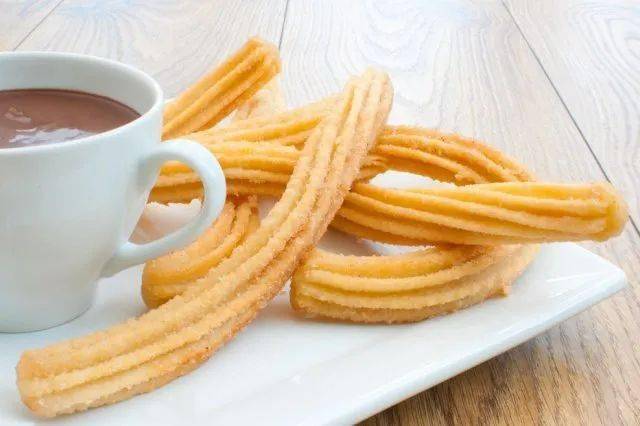ZoeyDarcypk's tweet photo. [Esta maana, desayuné churros con chocolate en una taberna de Madrid, mientras el sol calentaba las calles empedradas. Un momento pequeo que guardaré por mucho tiempo. ]， https://t.co/2LEvc93VjU