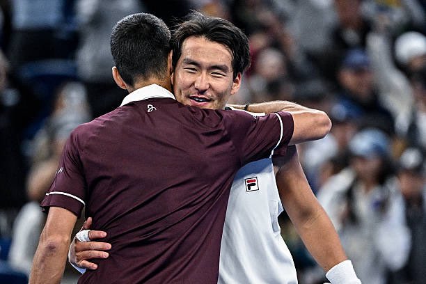 jmgmoron's tweet photo. Escuchen estas palabras de Yunchaokete sobre Djokovic.

🗣️ “Me ha dejado sorprendido. Con 40 años no ha bajado su energía en más de dos horas de partido. Yo, con 25 años, estaba agotado”

🗣️ “Me ha dejado sin palabras. Ahora entiendo por qué es el GOAT. Ahora todo tiene sentido”

🎙️ Prensa ATP Pekín