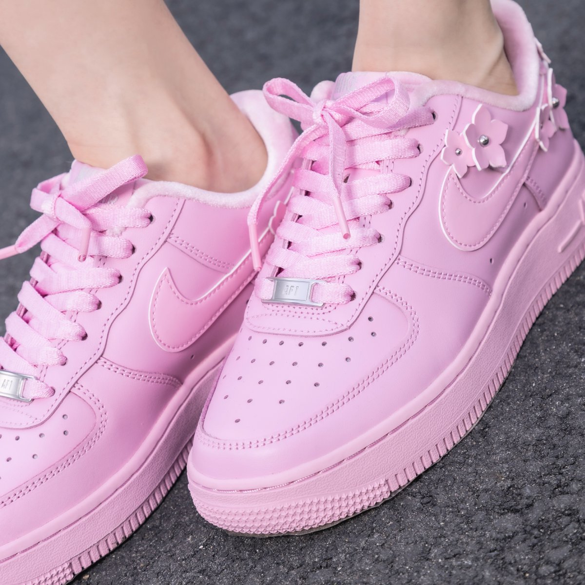 atmos_pink's tweet photo. NIKE PINK PACK
PINK IN THE CITY.
この秋の街に、PINKを。
いつものスタイルに、PINKを添えて。
atmos pink各店・オンラインショップにて販売中。