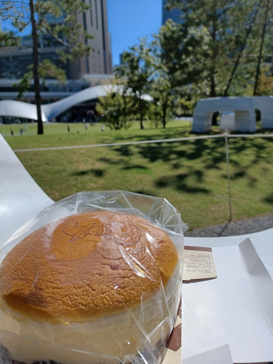 hutakigusa's tweet photo. グランフロントのりくろーおじさん、カフェは大行列だけど焼き立てチーズケーキは全然並ばずに買えます(◍ ´꒳` ◍)ﾌﾌ
グラングリーンで青空焼き立てりくろーおじさんピクニックして来たよ！ https://t.co/mgsHyvyvlq
