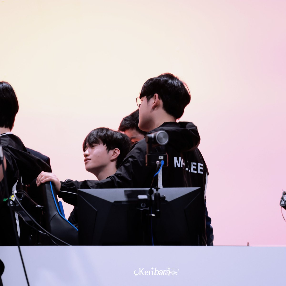 _keribara_'s tweet photo. 261002 vs TPE

또 옆에 있네

#Keria #케리아 #류민석
#Gumayusi #구마유시 #이민형 https://t.co/nY93gLUBKV