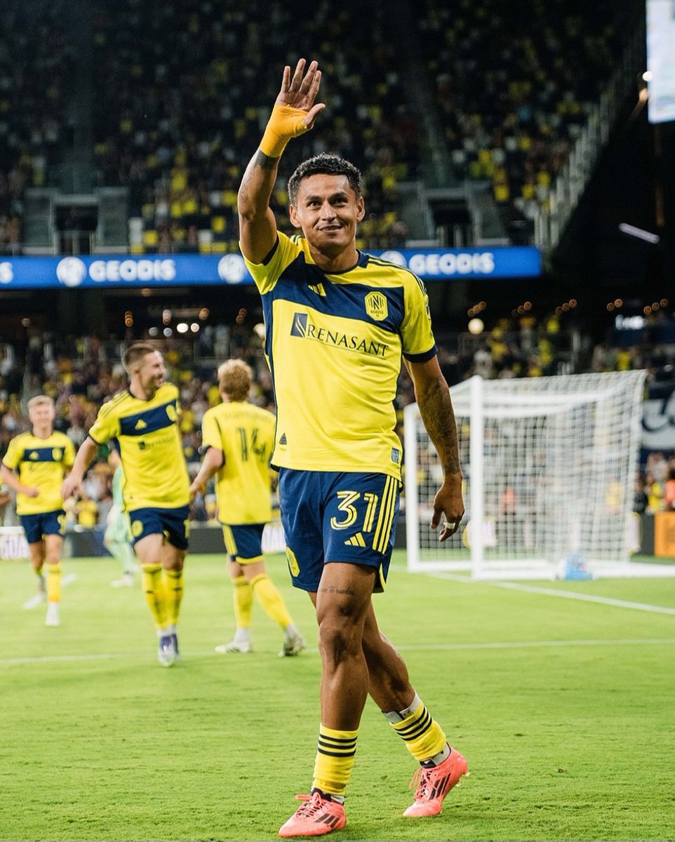 OJEADORFUT24022's tweet photo. A este señor hay que rogarle o poner a Rigoberto Rivas de lateral. Es una desgracia ver al búho siendo humillado  y haciendo penales a los estúpidos. https://t.co/flaRJdUf2R