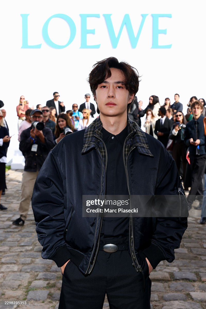 envyofyibo's tweet photo. OMG! the Getty Images photo that came out is insanely crazy, it's so handsome and cool!! 

WANG YIBO LOEWE PFW SS27
#WangYiboxLoeweSS27 #LOEWESS27 #LOEWE #WangYibo https://t.co/Y5tJEhSUL8