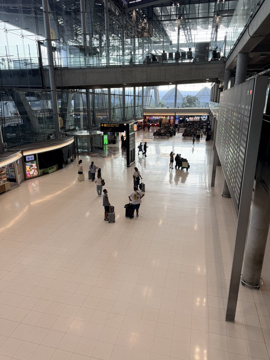 RonallChersan's tweet photo. ✅ เช้านี้ที่สนามบินสุวรรณภูมิ เคลียร์กระเป๋าตรงชั้น 2 ประตู 1 หน้าแผนกสัมภาระของการบินไทยออกหมดแล้ว 

น่าจะส่งถึงผู้โดยสารกันได้เกือบครบหมดแล้วมั้ง

FYI : ส่วนใครที่ยังไม่ได้สัมภาระกรณีต้องการรับสัมภาระด้วยตนเอง ติดต่อสำนักงานบริการสัมภาระ ชั้น 2 บริเวณด้านหน้าทางออกผู้โดยสารภายในประเทศ ระหว่างเวลา 06.30–23.30 น. โทร. 0-2134-5373–74

กรณีลงทะเบียนข้อมูลสัมภาระผ่าน QR Code บริษัทฯ จะจัดส่งสัมภาระให้ตามที่อยู่ที่ลงทะเบียนไว้