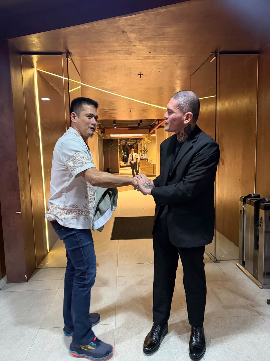 News5PH's tweet photo. ROBIN 🤝 BASTE

Nagkamay at nagyakap sina Sen. Robin Padilla at Davao City Mayor "Baste" Duterte sa ilang larawang ibinahagi ni Mariel Rodriguez Padilla sa kanyang Facebook account.

"Hanggang sa dulo.. Today, na-witness ko ang chemistry ng dalawa," caption ni Mariel sa post.

📸: Mariel Rodriguez Padilla/Facebook