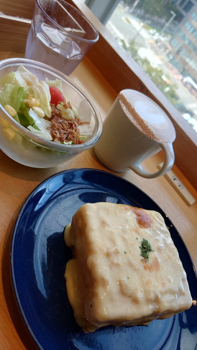 eri_51's tweet photo. 優雅すぎる朝ごはん😋昨日ふと思い立ってオイルマッサージしてもらったらよく眠れた🥱体のメンテ、大事だな〜 https://t.co/8s1wAt5bp1